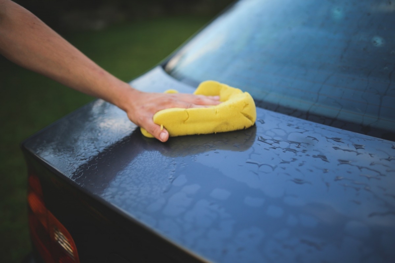 carrosserie-VENCE-min_cleaning_washing_carwash_sponge_car_auto_hand_man-722705